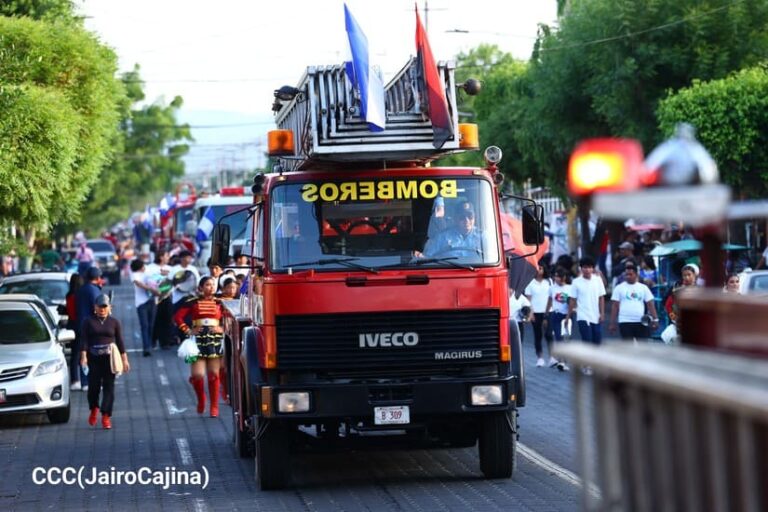 Celebran el Día de la Paz con desfiles de comparsas y camiones de bomberos