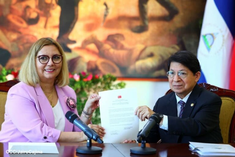 Rosario destaca entrega de copias de estilo de la Embajadora Naciye Gökçen Kaya