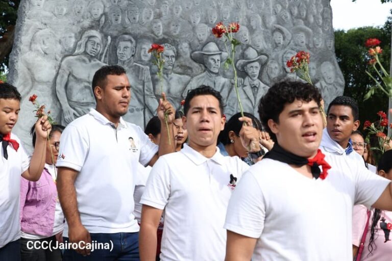 JS adorna a Carlos Fonseca Amador en el Monumento a los Héroes de la Patria