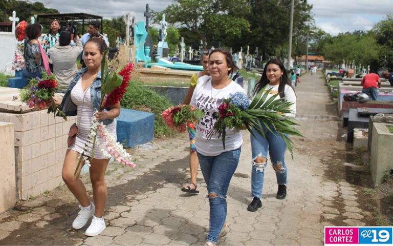 Nicaragüeses visitan los camposantos este 30 de mayo