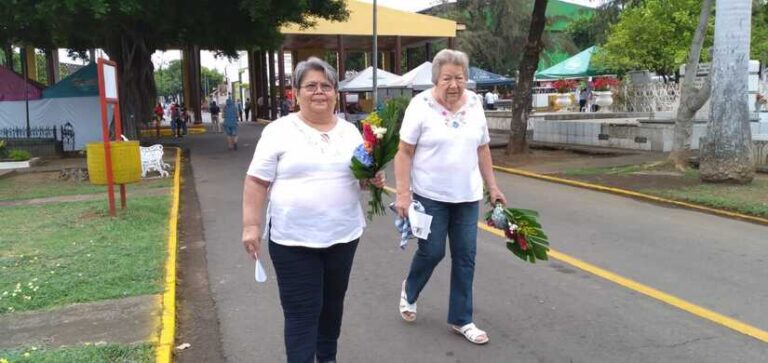 Familias rinden homenaje a sus madres que están en otro plano de vida