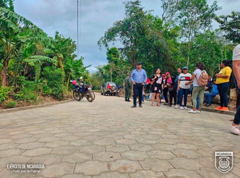 Familias de El Rosario cuentan con calles adoquinadas