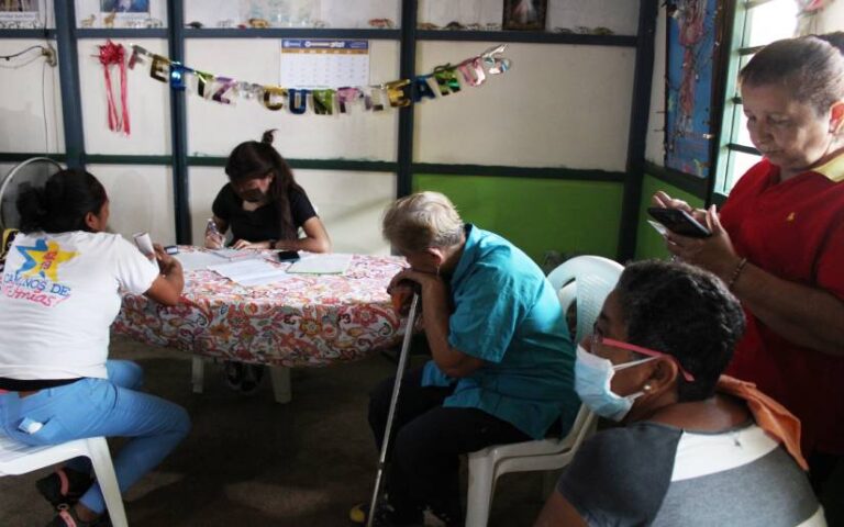 Familias del barrio Enrique Lorente reciben atención médica gratuita