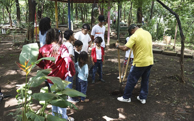 Niños disfrutan de la obra “Siembra un árbol”