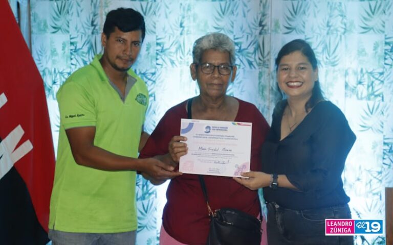 Emprendedores reciben certificados al finalizar curso para mejorar sus negocios