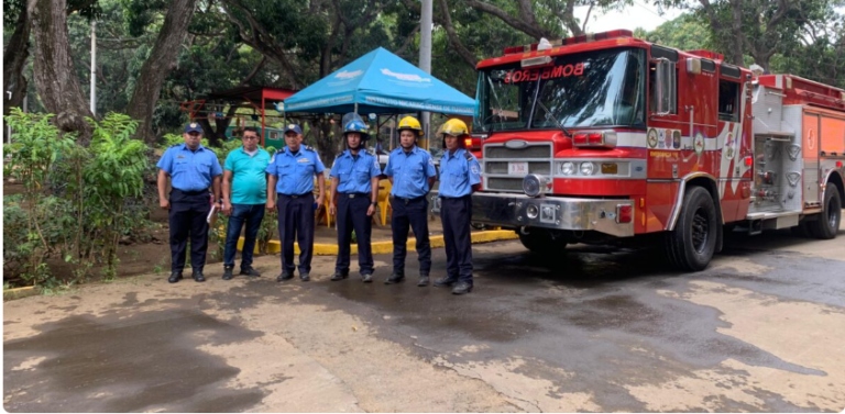 Bomberos Unidos protegen a los turistas en diversos centros recreativos