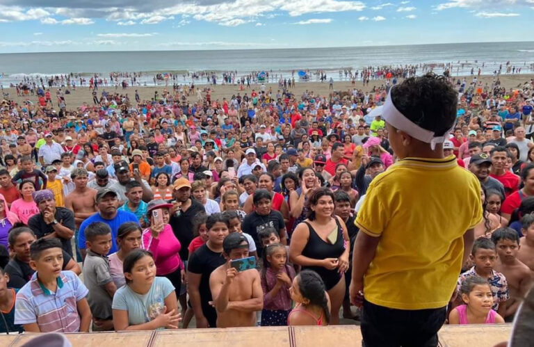 Familias se refrescan en las aguas del Centro Turístico La Boquita