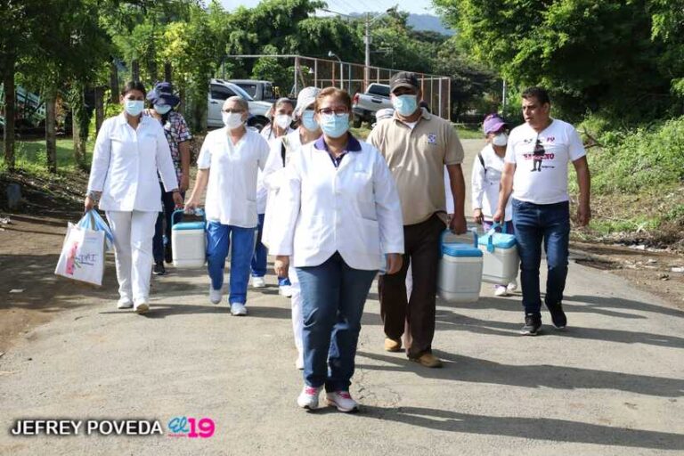 Familias de la comarca Cedro Galán se vacunan contra la Covid19