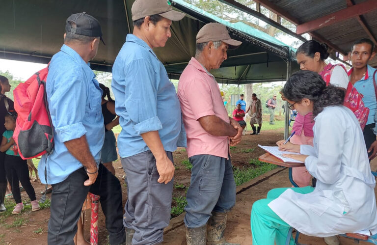 Familias de El Rama reciben atención médica