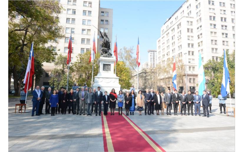 La conmemoración consistió en la colocación de ofrendas florales en el Monumento al Capitán General Bernardo O’Higgins Riquelme, donde se izaron las banderas de los cinco Países.