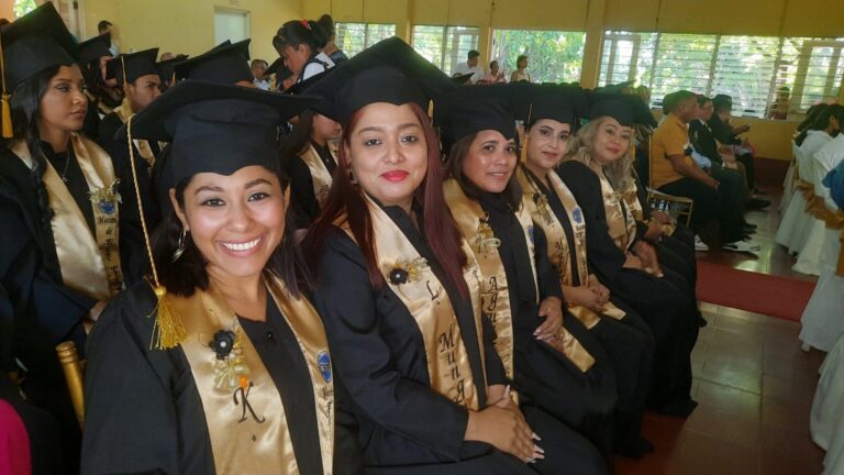 Gradúan a 90 maestros de educación primaria en Chinandega