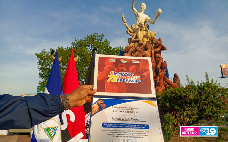 Colocan ofrenda floral en el monumento de Alexis Arguello por el Día Nacional del Deportista