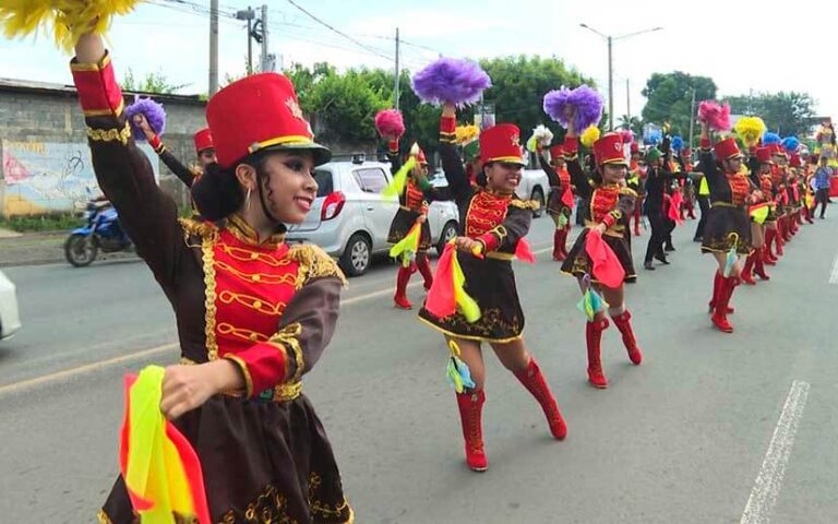 Instituto Ramírez Goyena saluda a las fiestas patrias con desfile