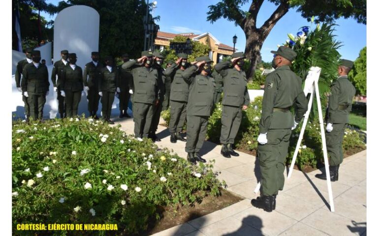 Ejército de Nicaragua coloca ofrendas en el mausoleo del Comandante Carlos Fonseca
