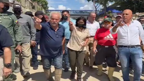 Vicepresidenta de Venezuela recorre zona del deslave