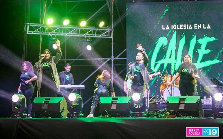 Familias acuden al segundo día de la Cruzada Evangelista “No Todo Esta Perdido”