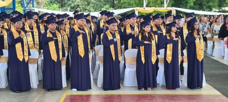 Colegio Experimental México realiza graduación de bachilleres