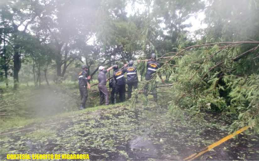 De esta manera, el Ejército de Nicaragua reitera su vocación de servicio, para auxiliar a nuestro pueblo ante fenómenos naturales y antropogénicos. Foto: Cortesía
