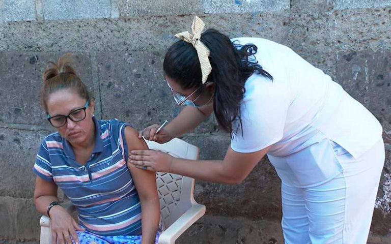 Inmunizan contra la Covid19 a familias del barrio Dignidad 4 de Mayo