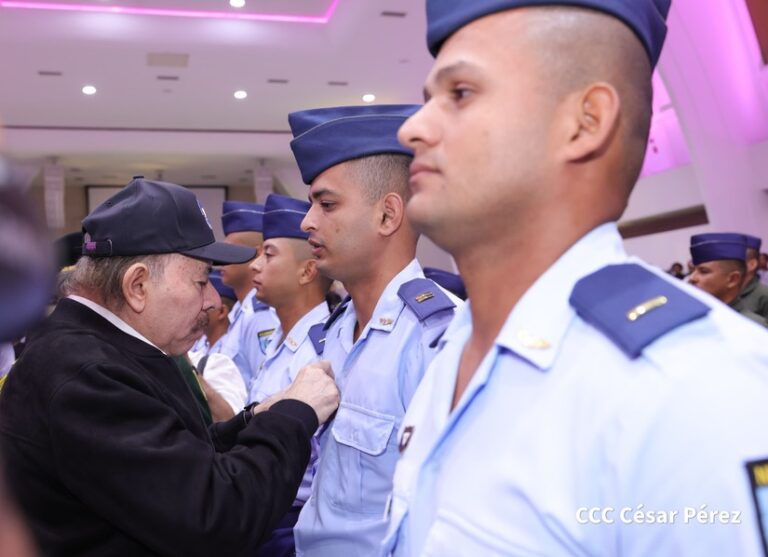 Pdte. Daniel impone medalla de Honor al Mérito Aéreo a militares destacados