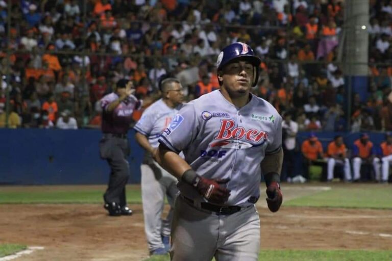 Bóer nivela la final a batazo limpio