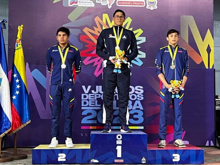 Nadador nica hace historia en los Juegos del ALBA