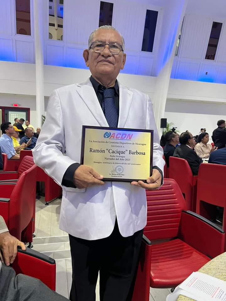 Ramon ‘Cacique’ Barbosa recibe premio como mejor narrador del año