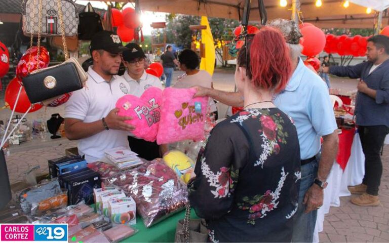 Realizan con éxito la Feria de los Enamorados