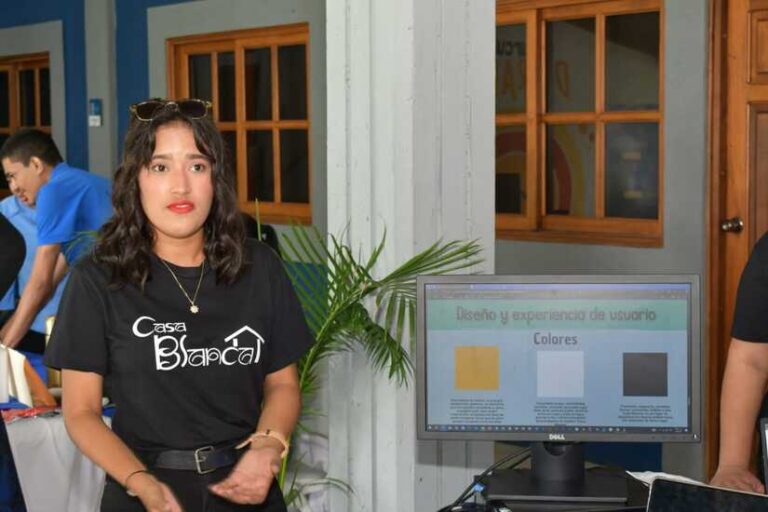 Chele Moreno escenario de I Expo Innovación Digital Multidisciplinaria