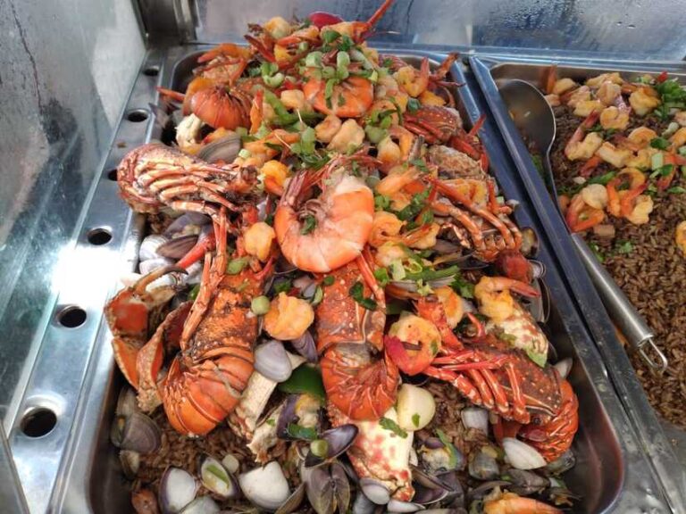 Familias disfrutan de la Feria del Mar