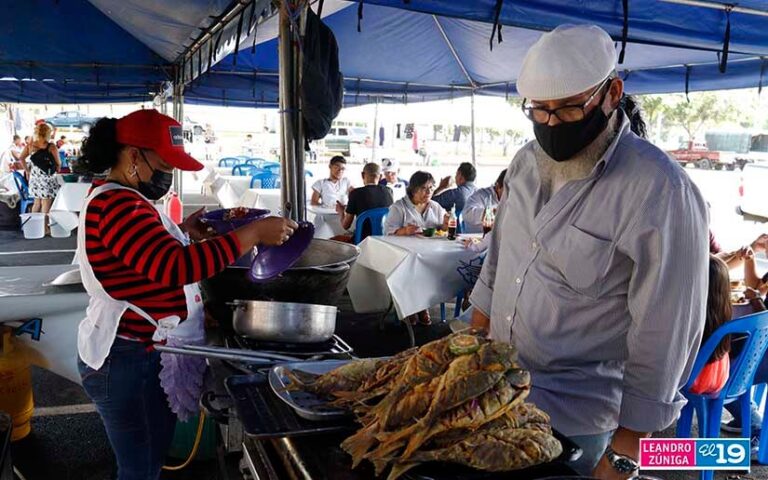 Familias disfrutan de la Feria del Mar