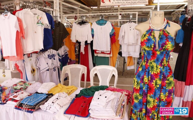 Emprendedores ofertan artículos de verano en el Parque Nacional de Ferias