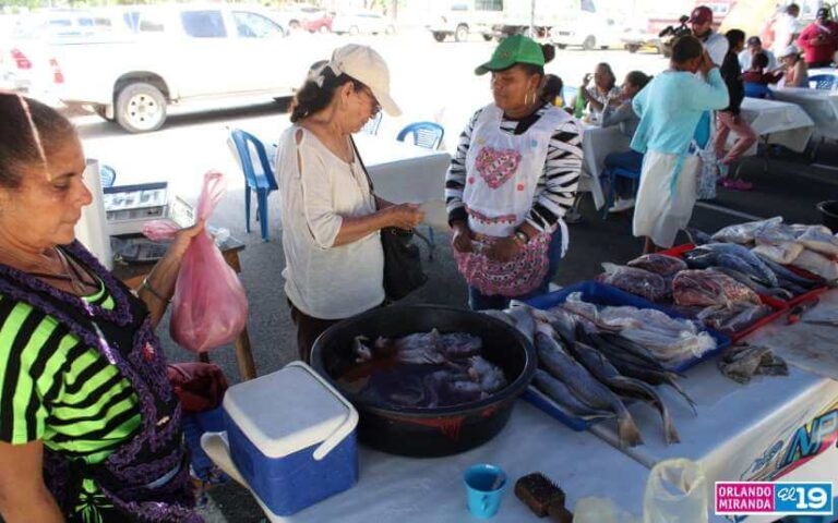 Familias disfrutan de la tradicional Feria del Mar