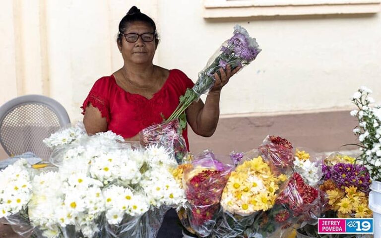 Comerciantes mantienen tradiciones del “Día de los Fieles Difuntos”