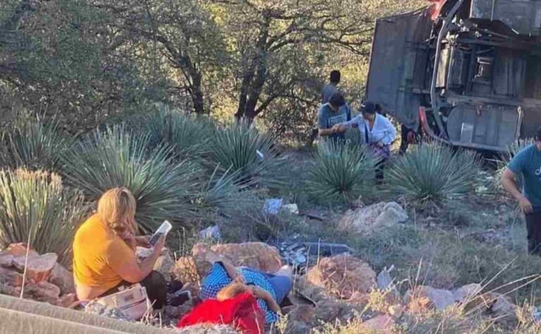 Autobús turístico cae por un barranco dejando 10 fallecidos