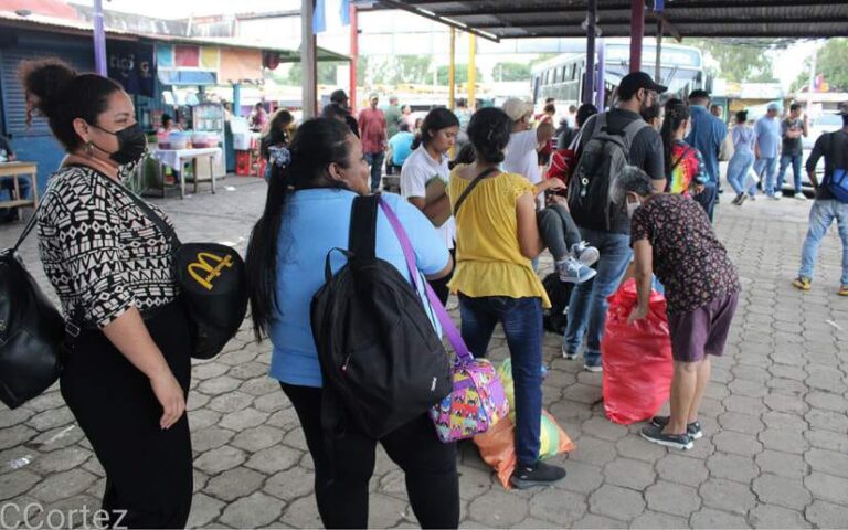 Trabajadores acuden a Terminal de Buses en semana de vacación
