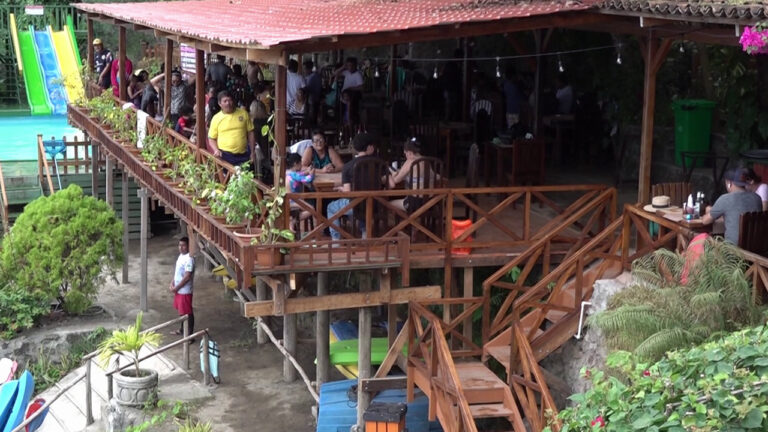 Turistas disfrutan en “Laguna de Apoyo”