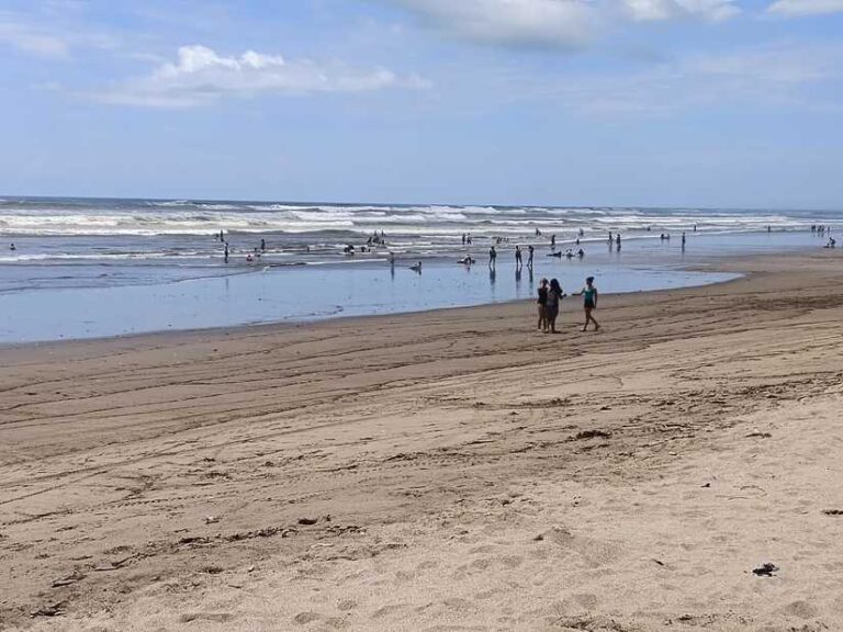Familias visitan la Playa de Pochomil