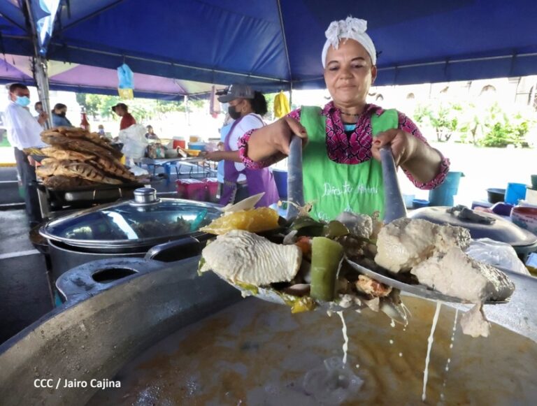 Familias se deleitan en la Feria del Mar en la Plaza de la Soberanía