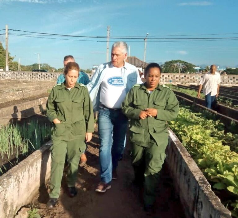 Díaz-Canel supervisa obras de recuperación de zona afectada por huracán Ian