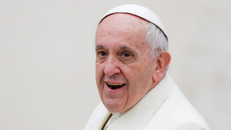 Papa Francisco defiende la inclusión de las personas transexuales