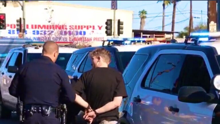 Tiroteo en un estacionamiento de Los Ángeles deja un fallecido y tres heridos