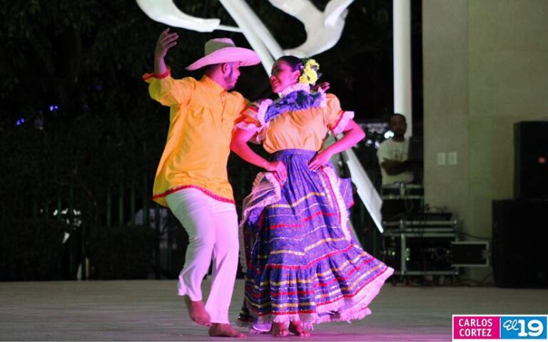 Rinden homenaje al maestro Alejandro Cuadra con gala artística
