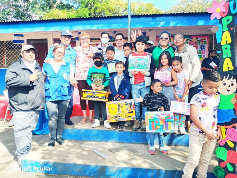 Niños de Carazo reciben su juguete navideño