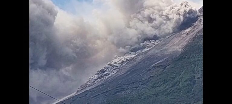 Volcán más activo de Indonesia arroja flujo de lava