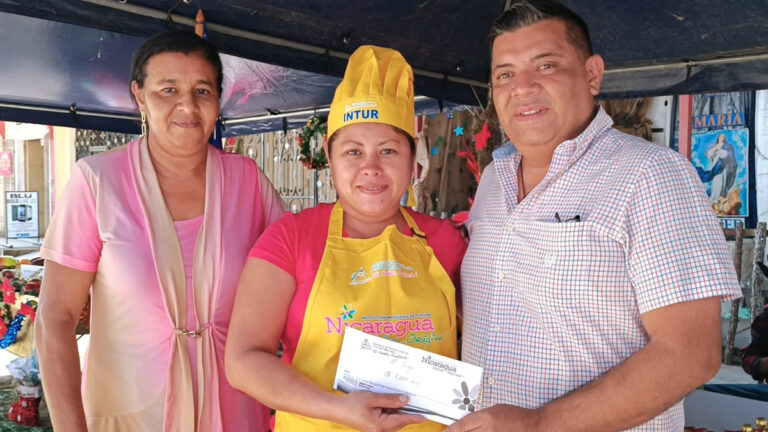 Premian a ganadora del Festival Sabores Navideños en Nueva Segovia