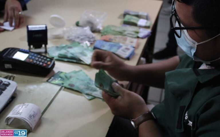 Servidores públicos reciben su salario de diciembre