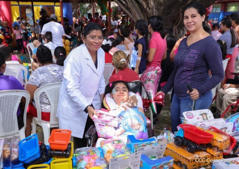 Hospital La Mascota lleva felicidad a 200 pacientes