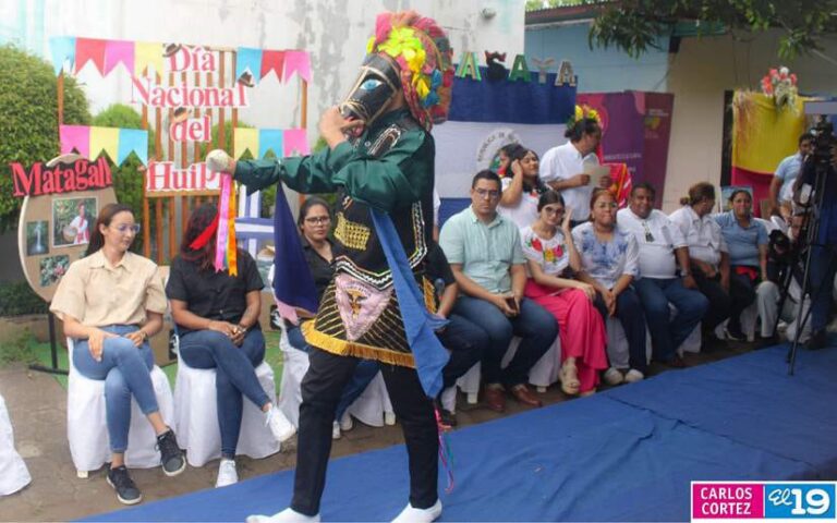 Nicaragua se viste de gala con pasarela Huipil