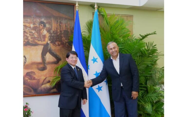 Embajador de Honduras presenta Copias de Estilo